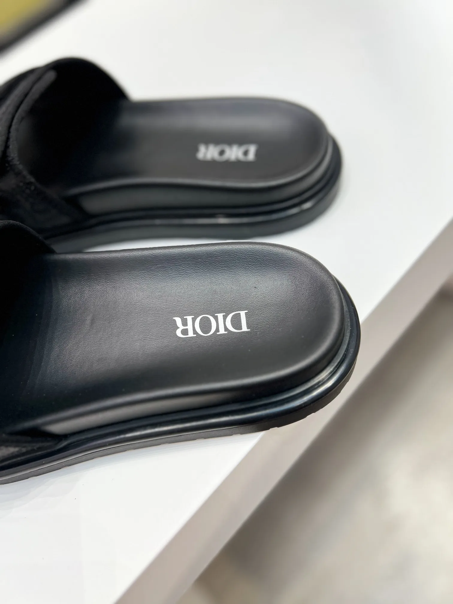 Men's men's shoes💰320【DIOR】🐝🐝Top version. 2024ss Dior’s latest men’s slippers are a must-have. Dior Alias ​​Men's Genuine Leather Slippers This summer new Alias ​​sandal embodies a casual and elegant style. Carefully crafted from grained cow leather and Oblique printed fabric, with cowhide lining! Cross-strap design with metal-clad brass CD Diamond logo. The imported cowhide leather and rubber sole adds sophistication and comfort, while Oblique print-effect anti-slip panels add style. Size39-44 (customized at 38.45)